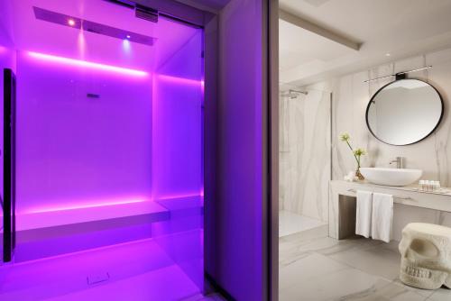 um chuveiro roxo na casa de banho com lavatório em Bianca Relais em Oggiono