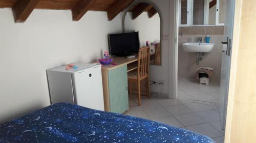 una piccola cucina con lavello e frigorifero di Residence ONDA BLU 2 a Cervia