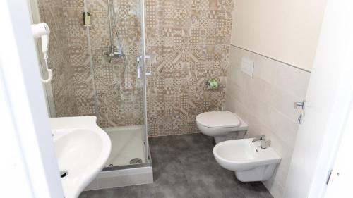 a bathroom with a shower and a toilet and a sink at Piccolo Catalunya Hostel in Alghero