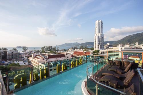 BAB ALHARA HOTEL في شاطيء باتونغ: اطلالة على زحليقة مائية في المدينة
