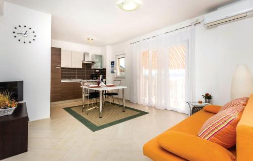 - un salon avec un canapé et une table dans l'établissement Apartment VESNA, à Selce