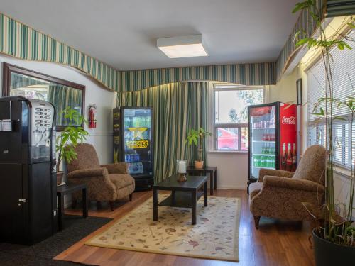 The lobby or reception area at Hotel Richmond Hill Inn ON North