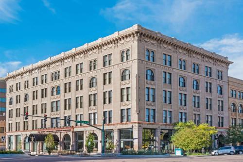 duży kamienny budynek na rogu ulicy z światłem drogowym w obiekcie The Mining Exchange, A Wyndham Grand Hotel & Spa w mieście Colorado Springs