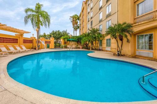 a large blue swimming pool in front of a building at La Quinta by Wyndham Lakeland West in Lakeland