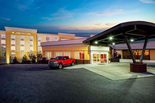a truck parked in a parking lot in front of a hotel at La Quinta by Wyndham Lynchburg at Liberty Univ. in Lynchburg