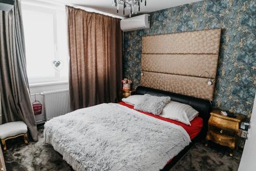 1 dormitorio con 1 cama con papel pintado de color azul en AH Luxury Galerka en Košice