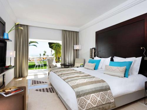 Postel nebo postele na pokoji v ubytování Mövenpick Hotel Gammarth Tunis