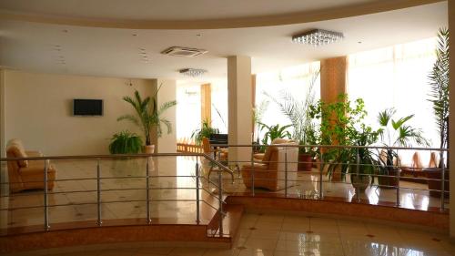 un vestíbulo con macetas en un edificio en Slovakia Hotel, en Saratov