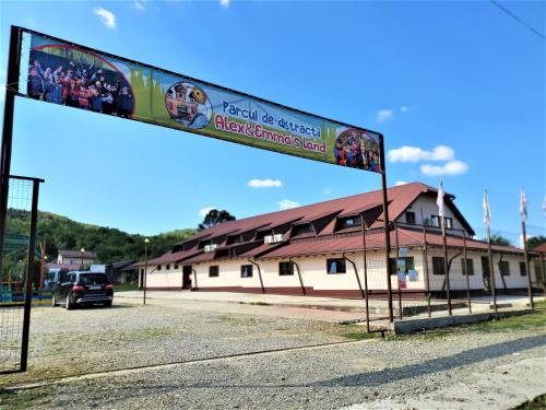 un cartel delante de un edificio en Casa Muscelelor, en Pietroşani