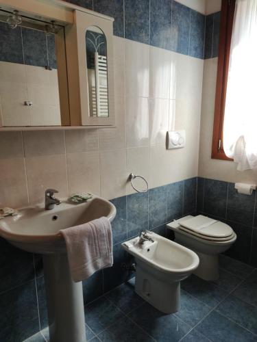een badkamer met een wastafel en een toilet bij Alberghiera Venezia in Venetië