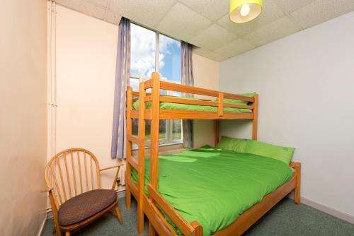 Una cama o camas en una habitación de YHA Manorbier