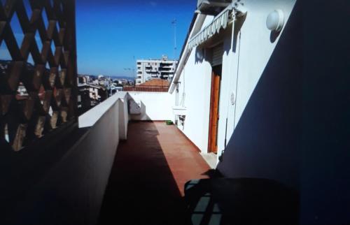 uma varanda com vista para a cidade em Appartamento a 5 minuti dal mare- apartment very close to the sea em Pescara