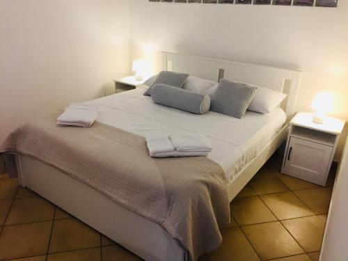 una camera da letto con un letto grande con due comodini di La Dimora della Cattedrale a Palermo