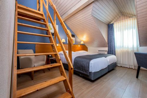 Postel nebo postele na pokoji v ubytování Hotel des Alpes
