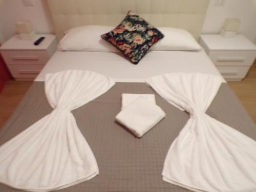 un letto con tende bianche e un tovagliolo di Casa Venier a Venezia