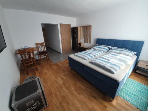 um quarto com uma cama e uma televisão em Pop's Rooms - Transilvania em Böheimkirchen