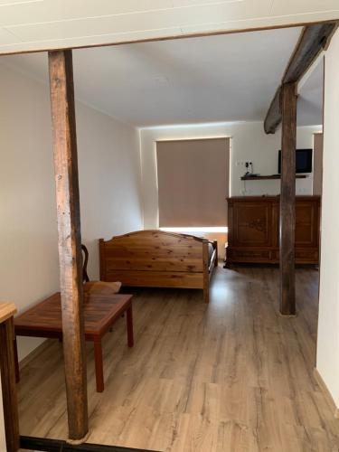 ein Zimmer mit zwei Bänken und einem Bett darin in der Unterkunft Delta 4 Nice apartment 2 big bed in Tartu