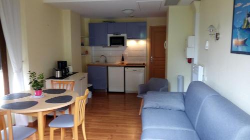 エクスレバンにあるAstay Residence 31のリビングルーム(ソファ、テーブル付)、キッチンが備わります。