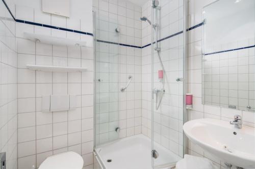 y baño con ducha, aseo y lavamanos. en Niebüller Hof, en Niebüll