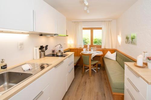 Fürstenhäusl Alpbach - GREEN Apartments & Studioにあるキッチンまたは簡易キッチン
