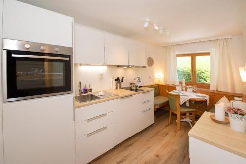 Fürstenhäusl Alpbach - GREEN Apartments & Studioにあるキッチンまたは簡易キッチン