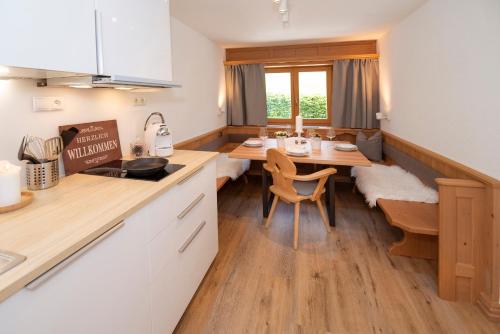 Fürstenhäusl Alpbach - GREEN Apartments & Studioにあるキッチンまたは簡易キッチン