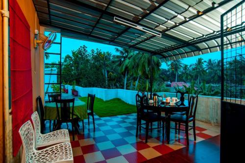 Ein Restaurant oder anderes Speiselokal in der Unterkunft Vasudevam Premium Suites 