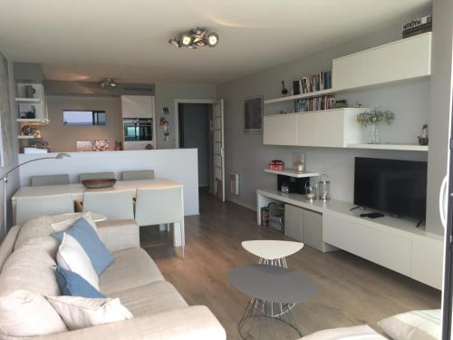 un salon avec un canapé et une table dans l'établissement VUE MER sur la Côte d opale, Wimereux, appartement 2 chambres, wifi, à Wimereux