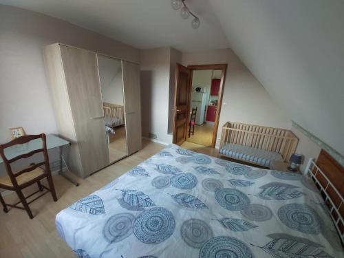 Ένα ή περισσότερα κρεβάτια σε δωμάτιο στο petit cocon en Alsace du Nord