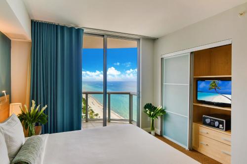 um quarto com uma cama e uma grande janela em Marenas Beach Resort em Miami Beach