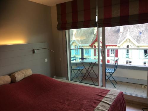 une chambre avec un lit et une vue sur un balcon dans l'établissement VUE MER sur la Côte d opale, Wimereux, appartement 2 chambres, wifi, à Wimereux
