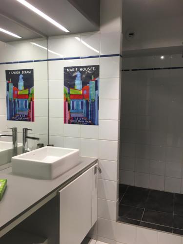 une salle de bain avec un lavabo et une douche dans l'établissement VUE MER sur la Côte d opale, Wimereux, appartement 2 chambres, wifi, à Wimereux