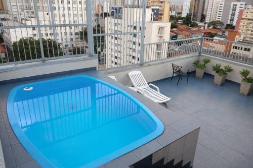 a blue hot tub on top of a balcony at Rua Dr Diogo de Faria, 671 apto 81 in Sao Paulo