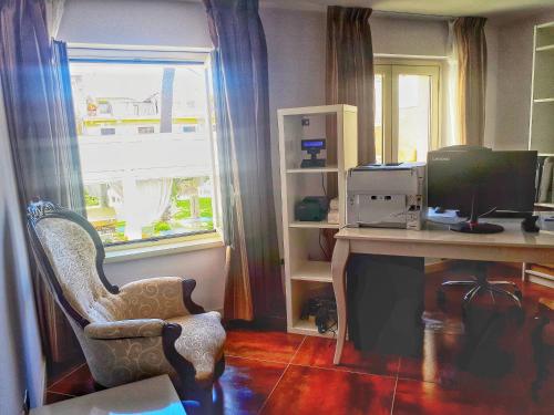 Una televisión o centro de entretenimiento en Hotel Le Chevalier