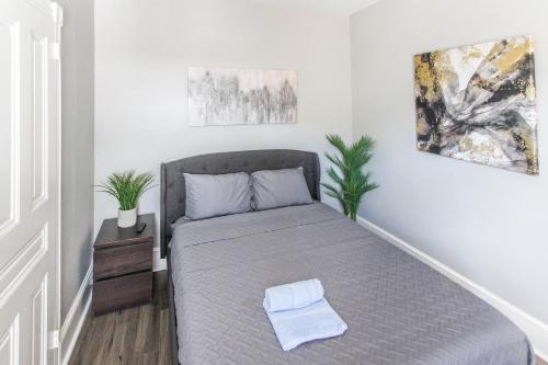 Una cama o camas en una habitación de ☆☆ Modern Coed Dorm in Reading ☆☆