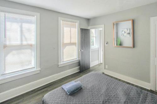 Una cama o camas en una habitación de ☆☆ Modern Coed Dorm in Reading ☆☆