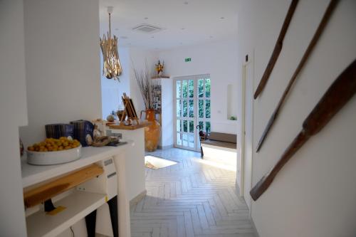 una cucina con bancone bianco e un corridoio di Piccolo Hotel Luisa a Ponza
