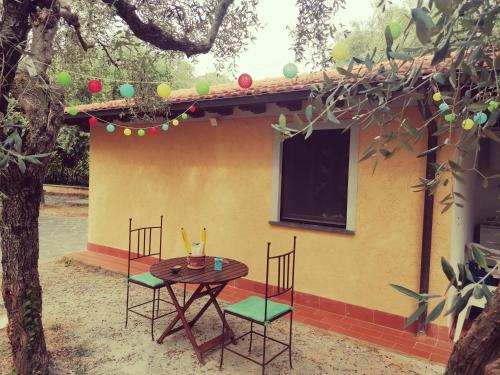 a table and chairs in front of a house at Casina Versilia in Pietrasanta