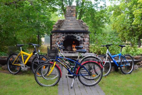 un grupo de bicicletas estacionadas frente a un horno de piedra en Stone Garden, en Liepāja
