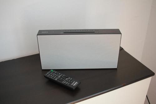 a remote control sitting on top of a black counter at Ferienwohnung Hufelandstern bis 7 Personen - mit E-Ladesäule! in Bad Wildungen