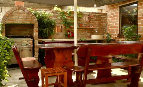 une cuisine extérieure avec une table et des chaises en bois dans l'établissement Vila Azaleea, à Vama Veche