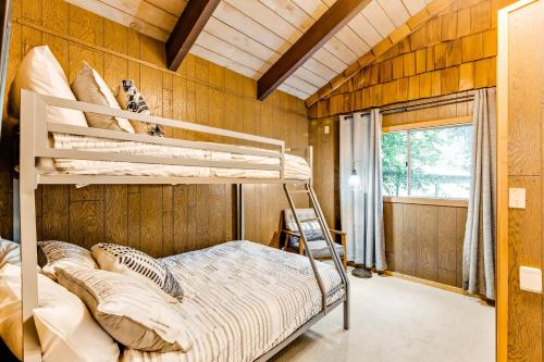 Двох'ярусне ліжко або двоярусні ліжка в номері Tall Cedars Cabin By The Water