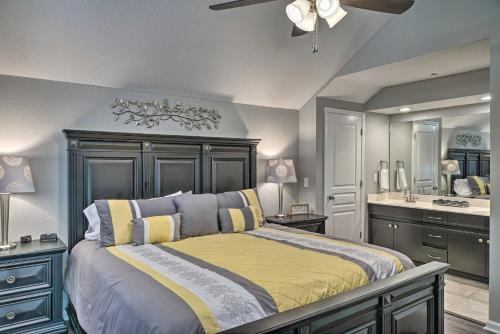 Säng eller sängar i ett rum på Branson Resort Condo - 2 Miles to Table Rock Lake!