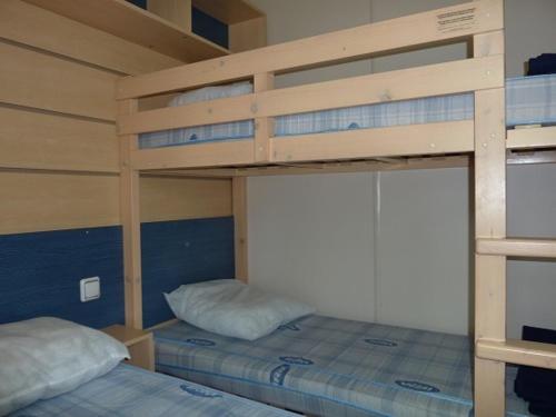 two bunk beds in a small room withthritisthritisthritisbestosbestosbestosbestosbestos at camping du ried à proximité d'Europa-Park et Rulentica in Boofzheim