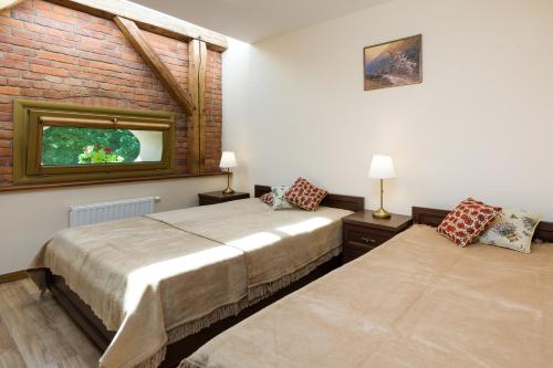 1 dormitorio con 2 camas y pared de ladrillo en Vanilla 7 Apartment, en Cracovia