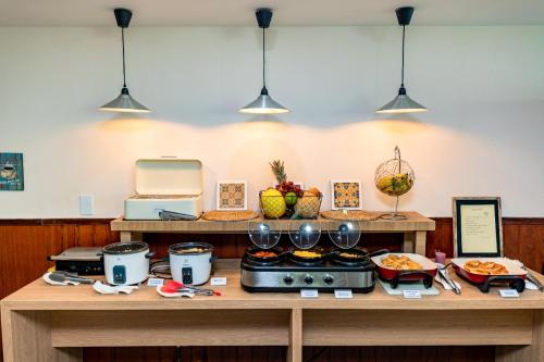 een buffet met eten op een tafel met hanglampen bij Ponta Negra Beach Flat Prime in Natal