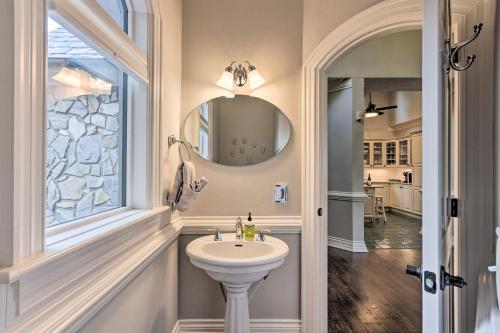 een badkamer met een wastafel en een spiegel bij Modern Asheville Sanctuary on Elk Mountain! in Asheville
