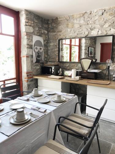 une cuisine avec une table et un crâne sur le mur dans l'établissement La ferme d'Ika, à Saint-Jean-de-Luz