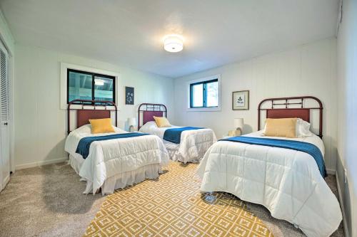 เตียงในห้องที่ Modern Lake Michigan Home with 3 Lakefront Decks!