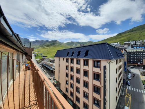  Altissim Griffon -  Room  picture :   Tea/Coffee maker    Shower    TV                           